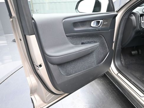 Used 2023 Volvo XC40 Recharge Ultimate image 11