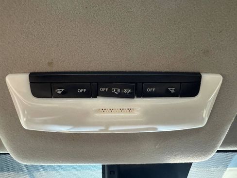 Used 2020 Nissan Versa SR FWD image 30