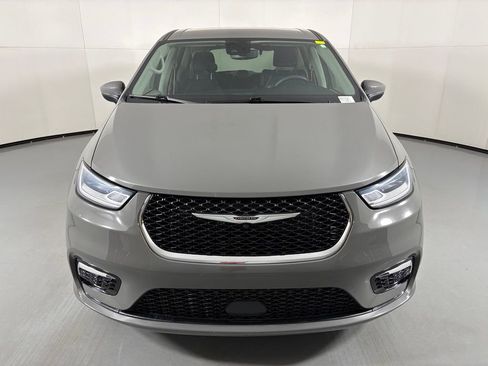 Used 2023 Chrysler Pacifica Touring-L FWD image 3