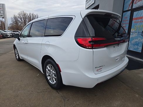 New 2026 Chrysler Pacifica Select image 7