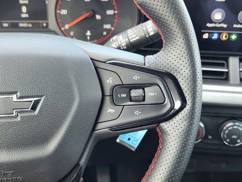 Used 2025 Chevrolet Trax RS w/ Sunroof Package FWD image 29