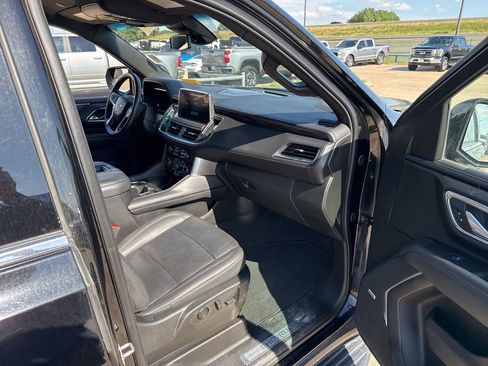 Used 2024 Chevrolet Suburban LT RWD image 15