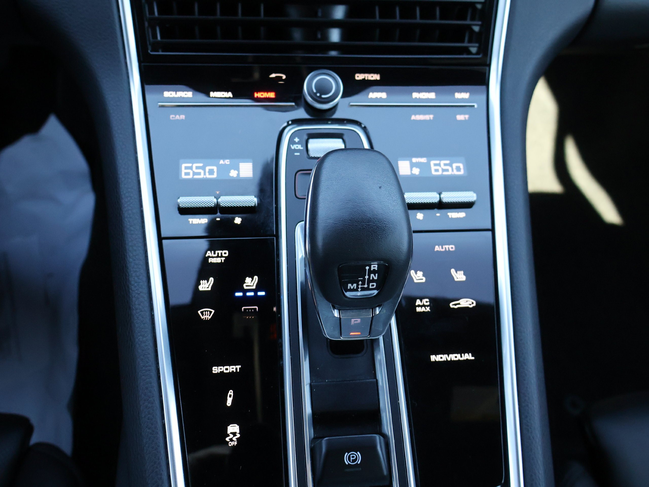 Used 2018 Porsche Panamera 4 AWD/4WD image 25