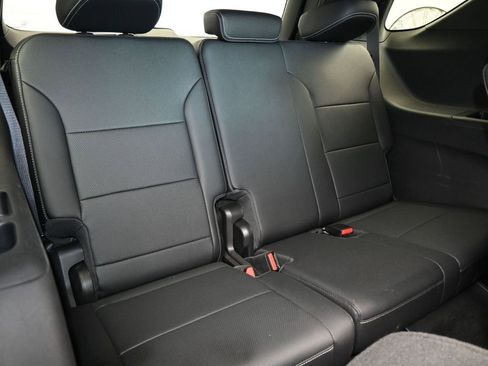 Used 2025 Chevrolet Traverse LT image 41