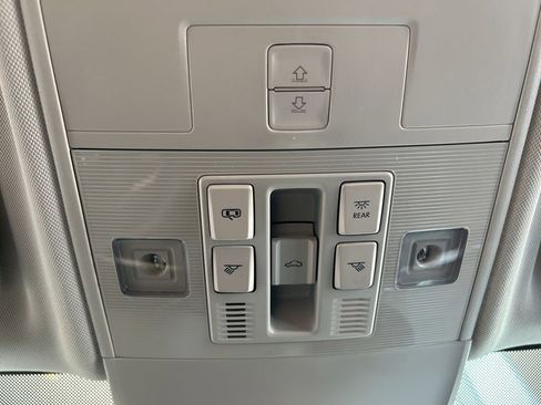 Used 2025 Volkswagen Taos SE image 32