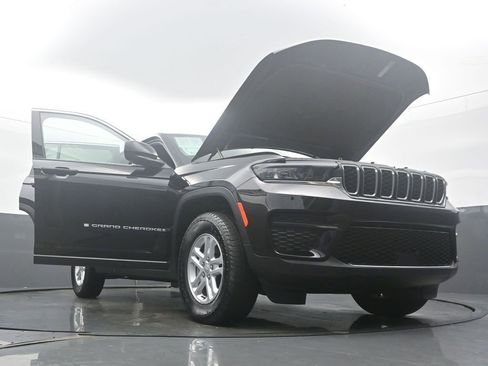 Used 2024 Jeep Grand Cherokee Laredo AWD/4WD image 58