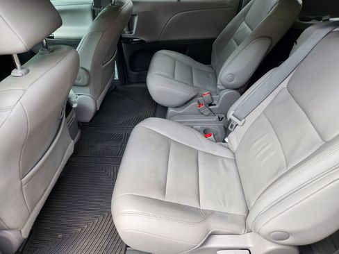 Used 2015 Toyota Sienna XLE w/ XLE Navigation Package FWD image 23