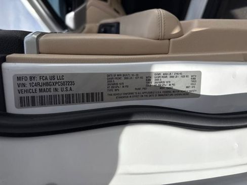 Used 2023 Jeep Grand Cherokee Limited w/ Black Appearance Package image 31