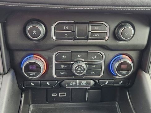 Used 2021 Chevrolet Suburban LT image 22