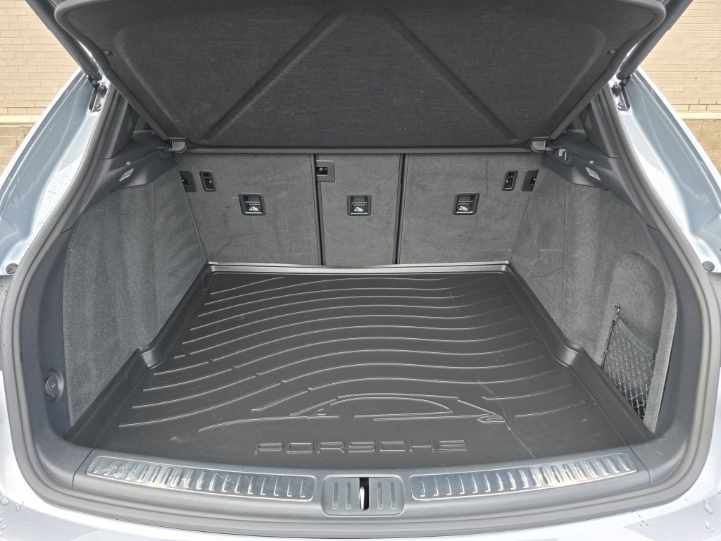 Certified 2024 Porsche Macan AWD/4WD image 37