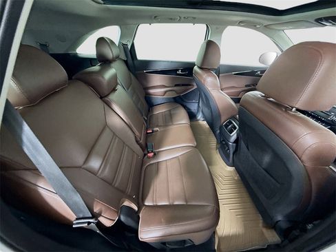 Used 2019 Kia Sorento SX image 22