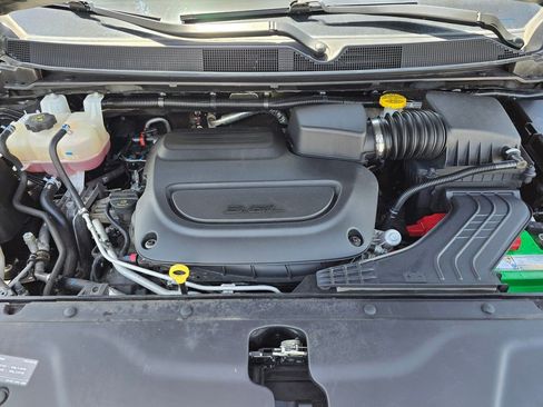 Used 2025 Chrysler Pacifica Select FWD image 12