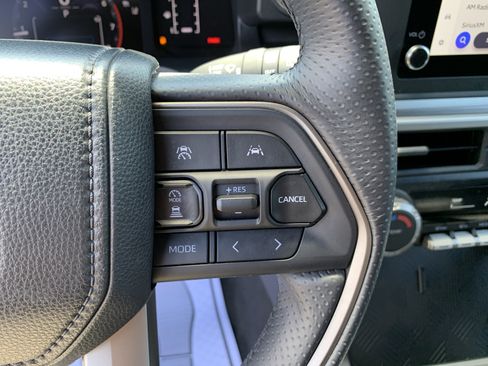 Used 2025 Toyota 4Runner SR5 AWD/4WD image 15