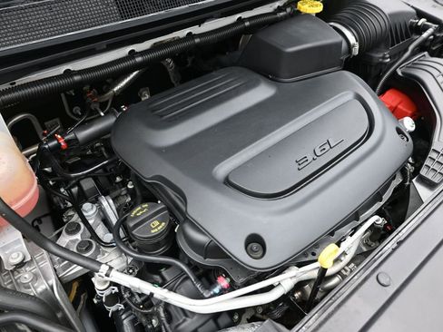 Used 2022 Chrysler Pacifica Touring-L image 15