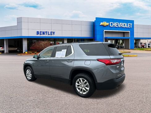 Used 2021 Chevrolet Traverse LT image 3