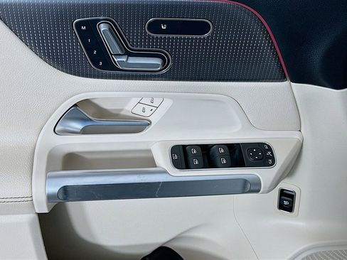 Used 2021 Mercedes-Benz GLB 250 image 17