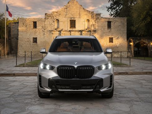 Used 2026 BMW X5 xDrive50e AWD/4WD image 2