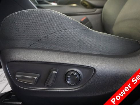 Certified 2022 Toyota Venza LE image 7