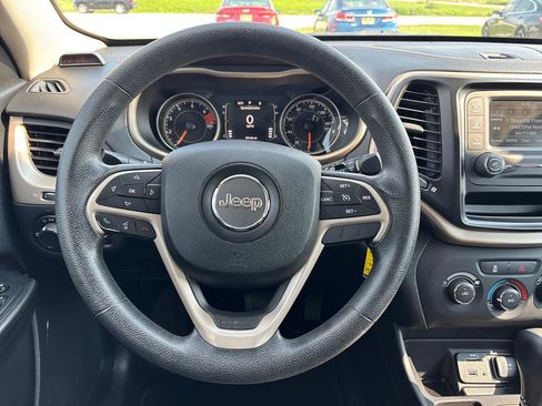 Used 2016 Jeep Cherokee Sport FWD image 13