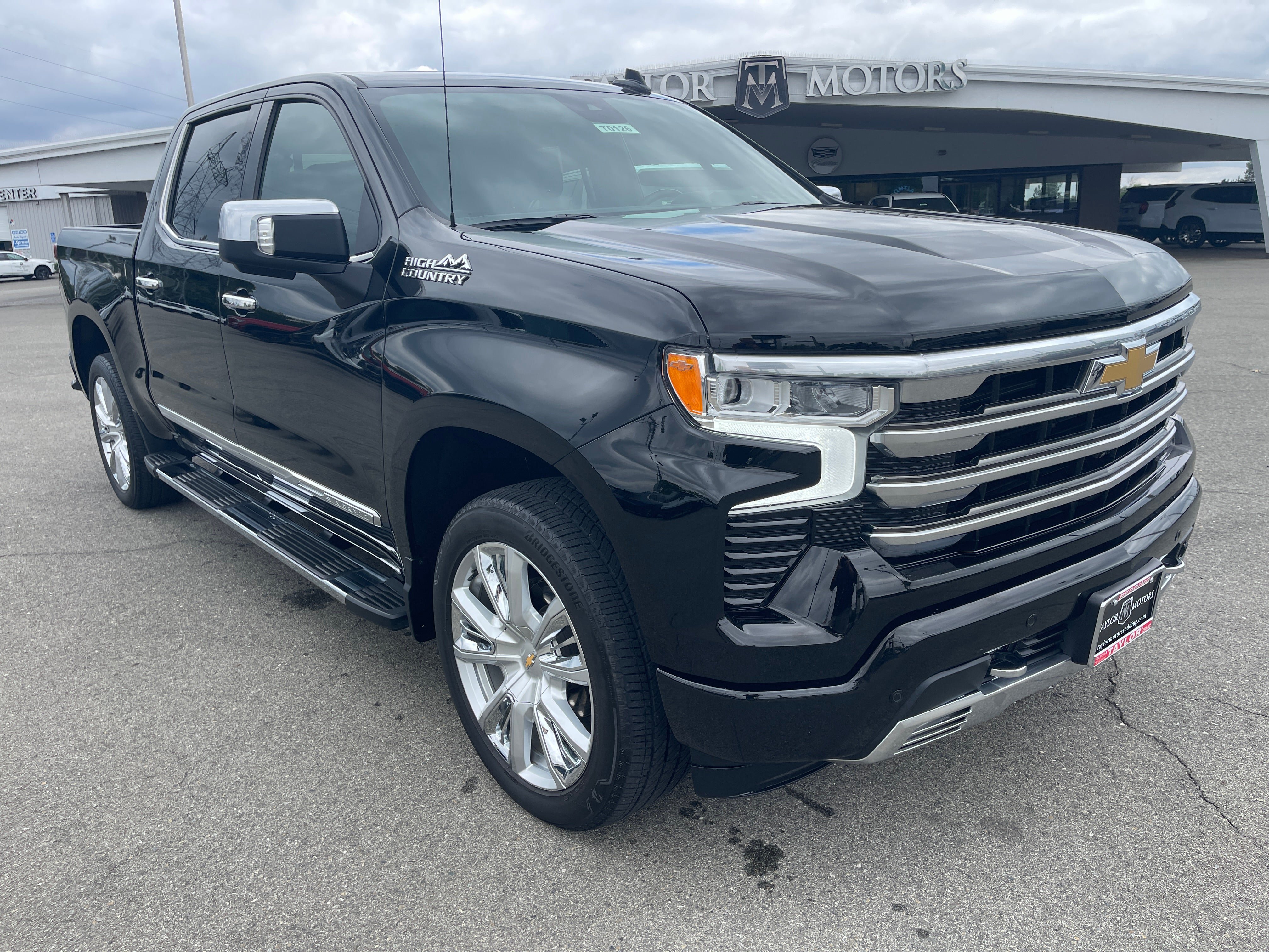 Used 2023 Chevrolet Silverado 1500 High Country w/ High Country Premium Package AWD/4WD image 3