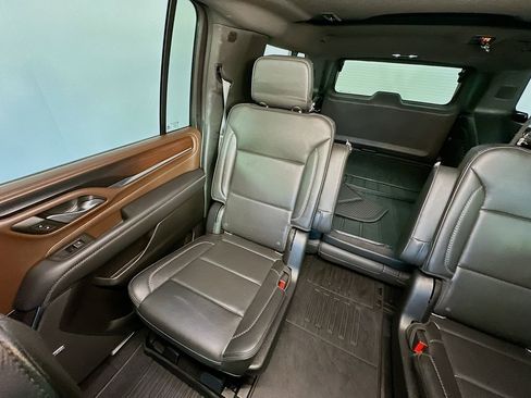 Used 2022 GMC Yukon XL Denali w/ Denali Premium Package AWD/4WD image 12