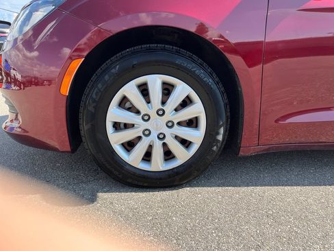 Used 2018 Chrysler Pacifica L FWD image 28