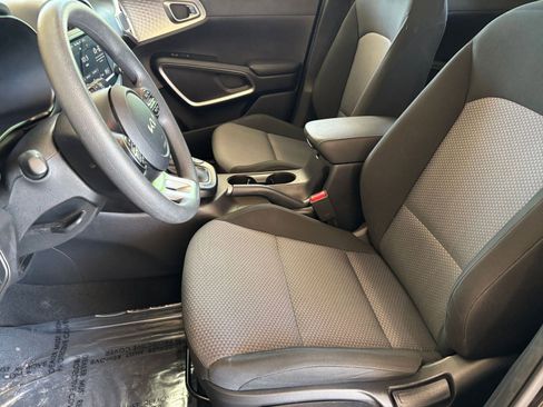 Used 2025 Kia Soul LX w/ LX Technology Package FWD image 24