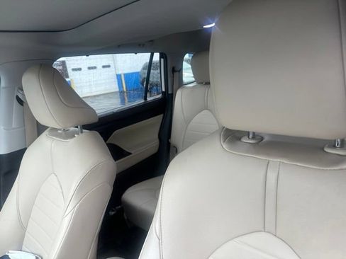 Used 2021 Toyota Highlander XLE AWD/4WD image 9