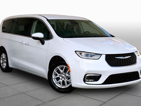 Used 2023 Chrysler Pacifica Touring-L FWD image 3