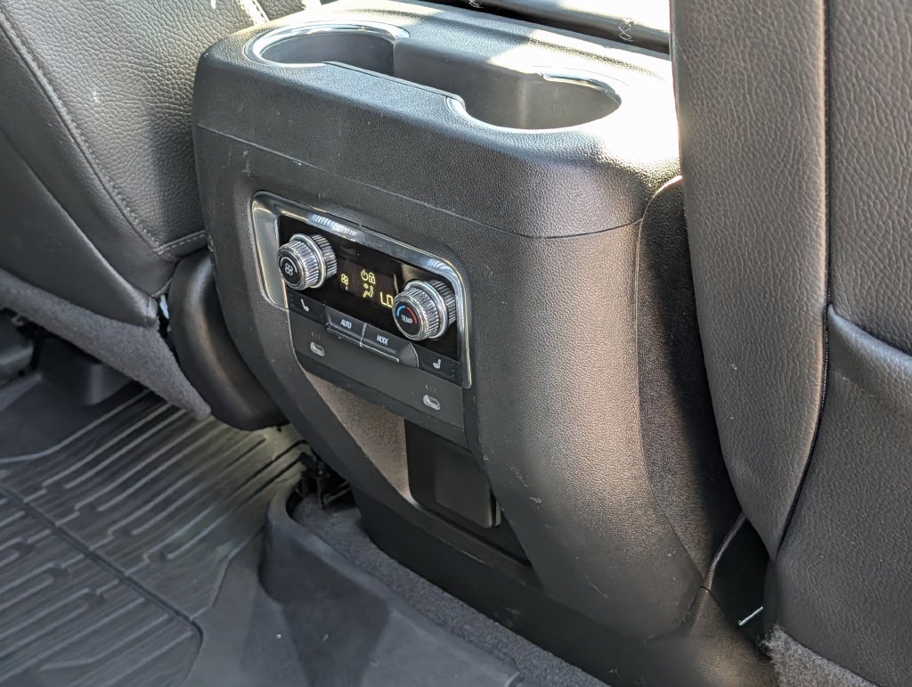 Used 2022 GMC Yukon Denali w/ Denali Premium Package AWD/4WD image 35