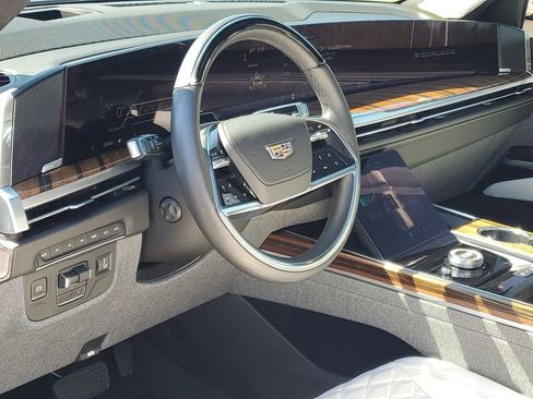 Used 2025 Cadillac Escalade Premium Luxury Platinum AWD/4WD image 8
