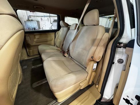 Used 2018 Kia Sedona LX image 14