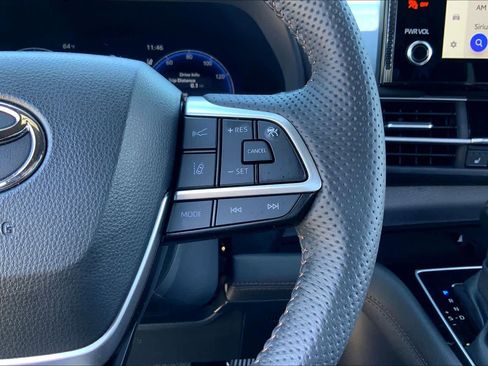 Used 2025 Toyota Sienna Limited image 24