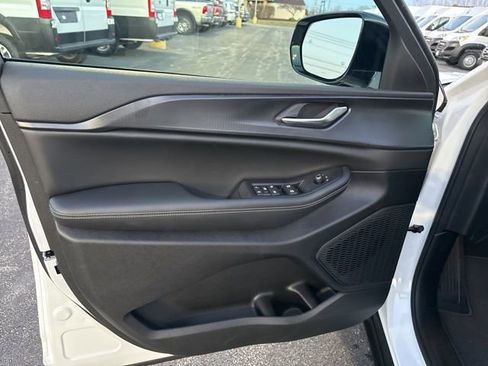 New 2025 Jeep Grand Cherokee Altitude image 22