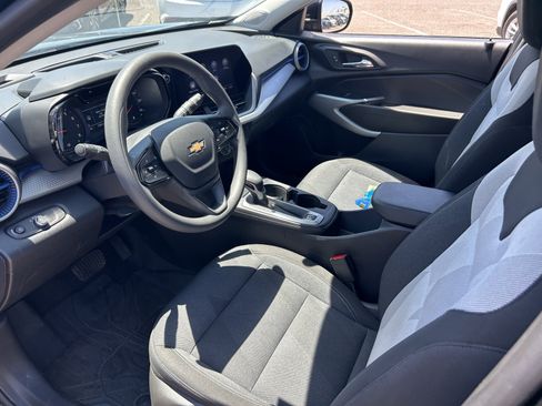 Used 2025 Chevrolet Trax LS w/ LS Convenience Package FWD image 11