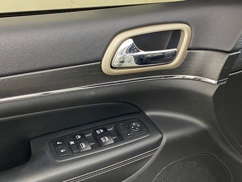Used 2017 Jeep Grand Cherokee Limited image 23