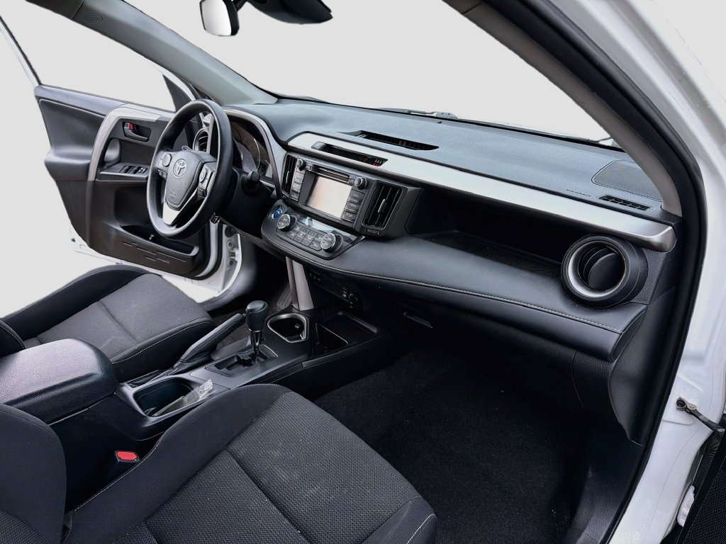 Used 2018 Toyota RAV4 LE AWD/4WD image 28
