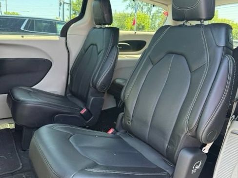 Used 2023 Chrysler Pacifica Touring-L w/ Uconnect Theater Family Group AWD/4WD image 17