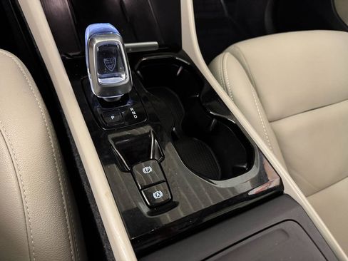 Used 2024 Volvo XC40 B5 Ultimate w/ Climate Package image 30