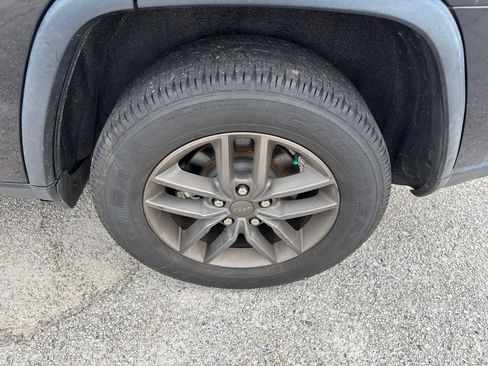 Used 2016 Jeep Grand Cherokee Laredo 75th Anniversary image 19