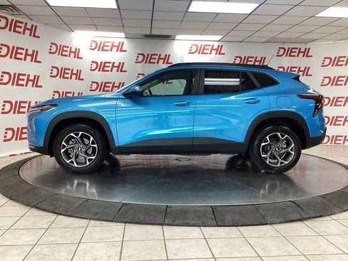 Used 2025 Chevrolet Trax LT w/ LT Convenience Package FWD image 4