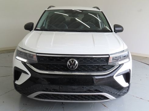 Used 2024 Volkswagen Taos S w/ MDO Package FWD image 9