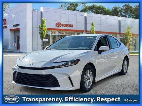 Used 2025 Toyota Camry LE image 8