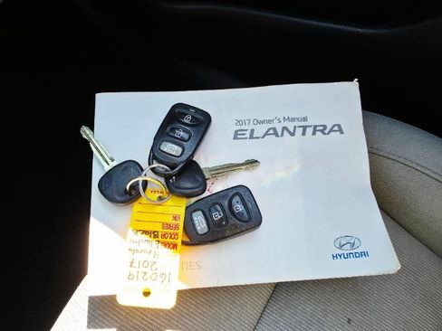Used 2017 Hyundai Elantra SE FWD image 35