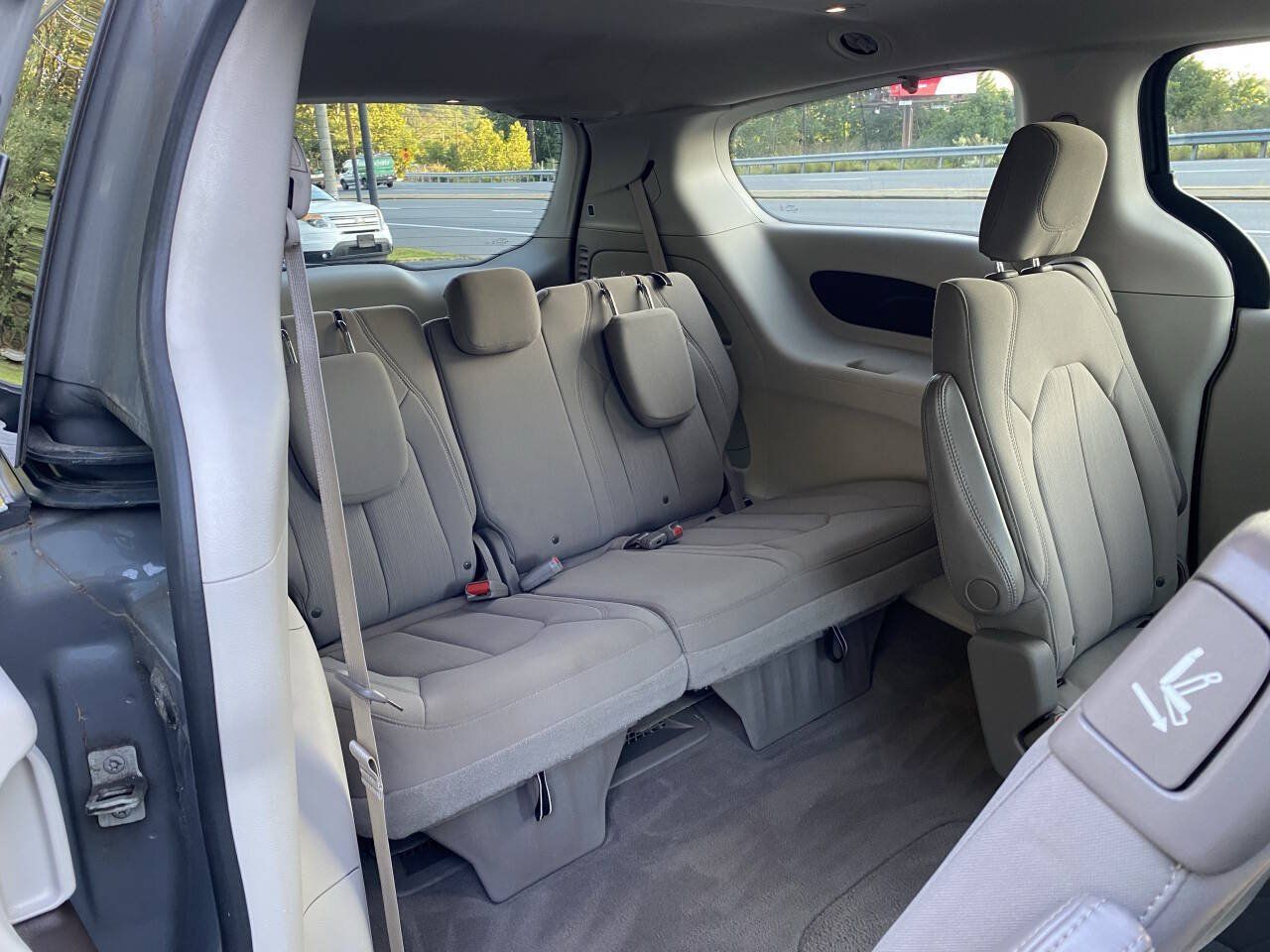 Used 2020 Chrysler Pacifica Touring FWD image 15