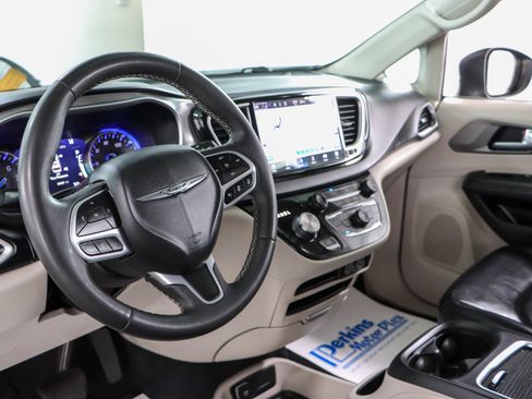 Used 2023 Chrysler Pacifica Touring-L FWD image 22