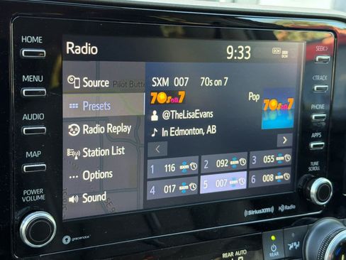 Used 2020 Toyota Highlander XLE AWD/4WD image 21