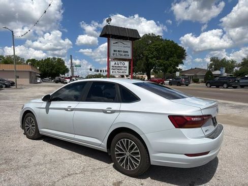 Used 2019 Volkswagen Jetta SE FWD image 2
