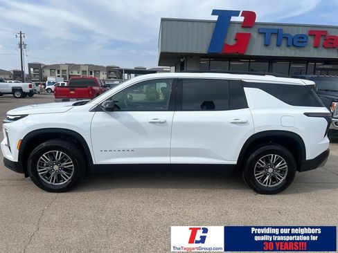 Used 2025 Chevrolet Traverse LT image 2