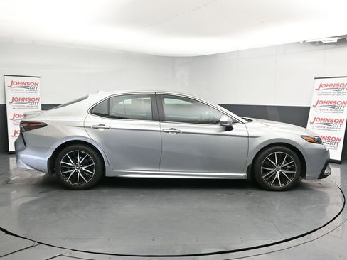 Used 2021 Toyota Camry SE image 9